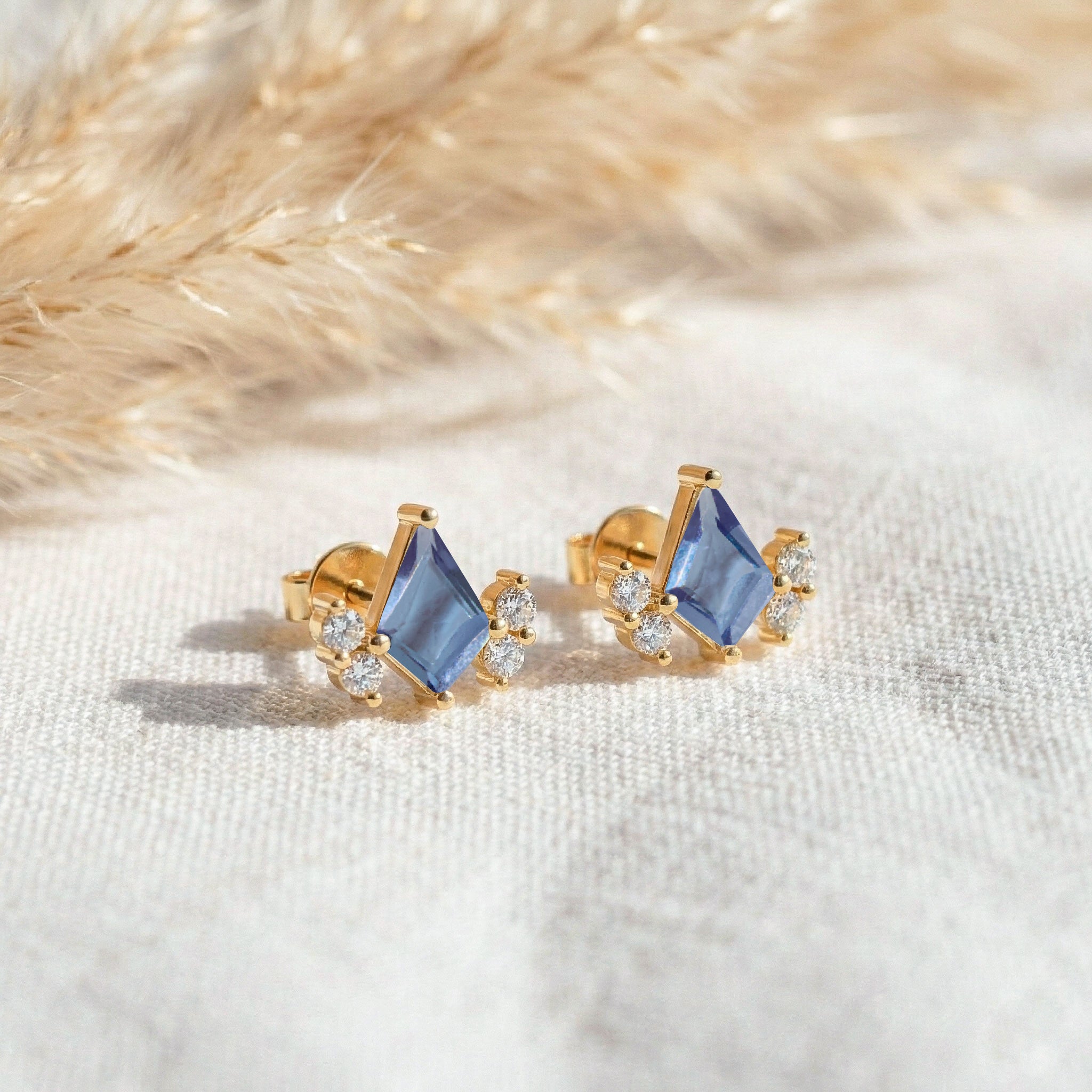 Alexandrite Kite Stud Earrings in 925 Sterling Silver 6x4 MM 1ct