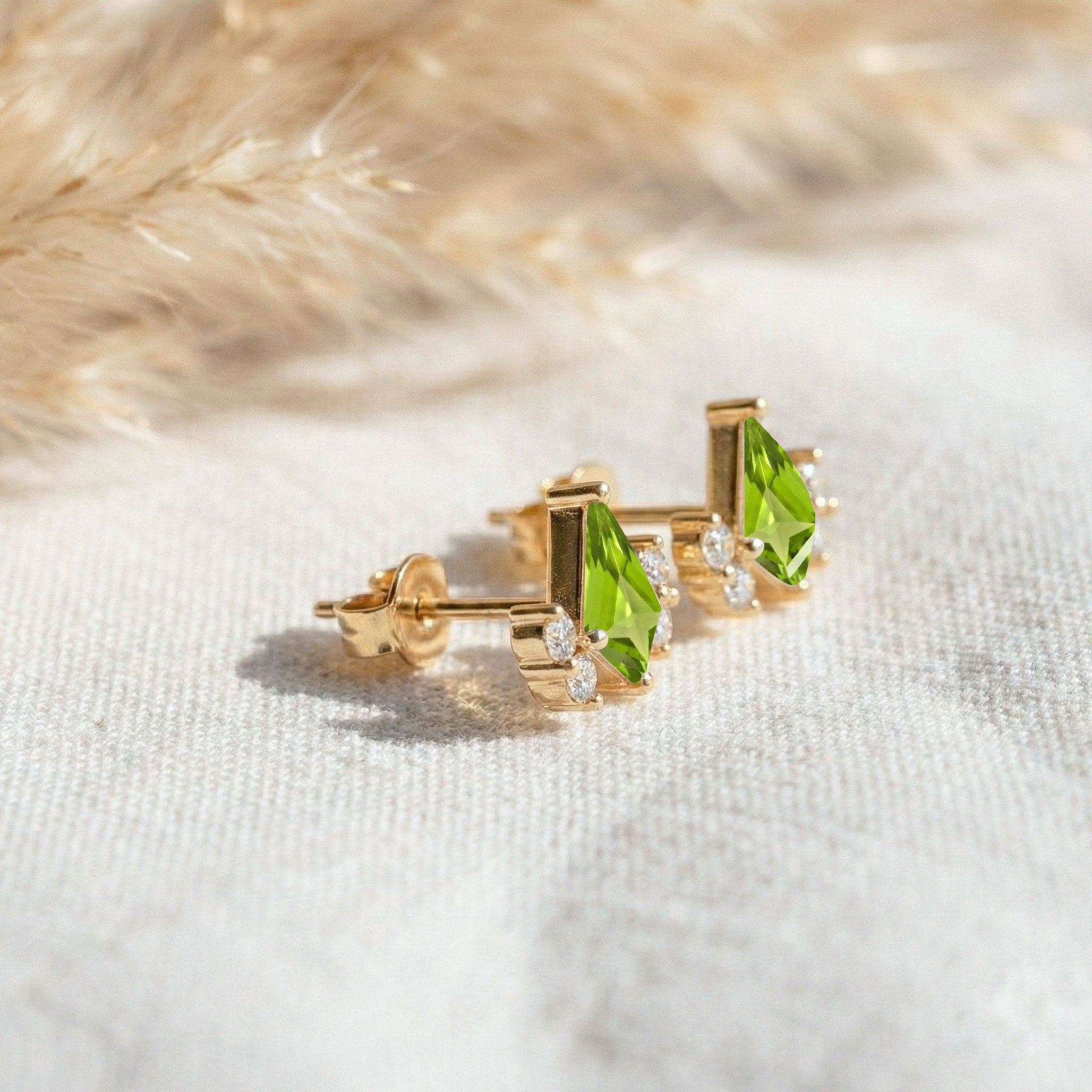Peridot Kite Stud Earrings in 925 Sterling Silver 6x4 MM 1ct