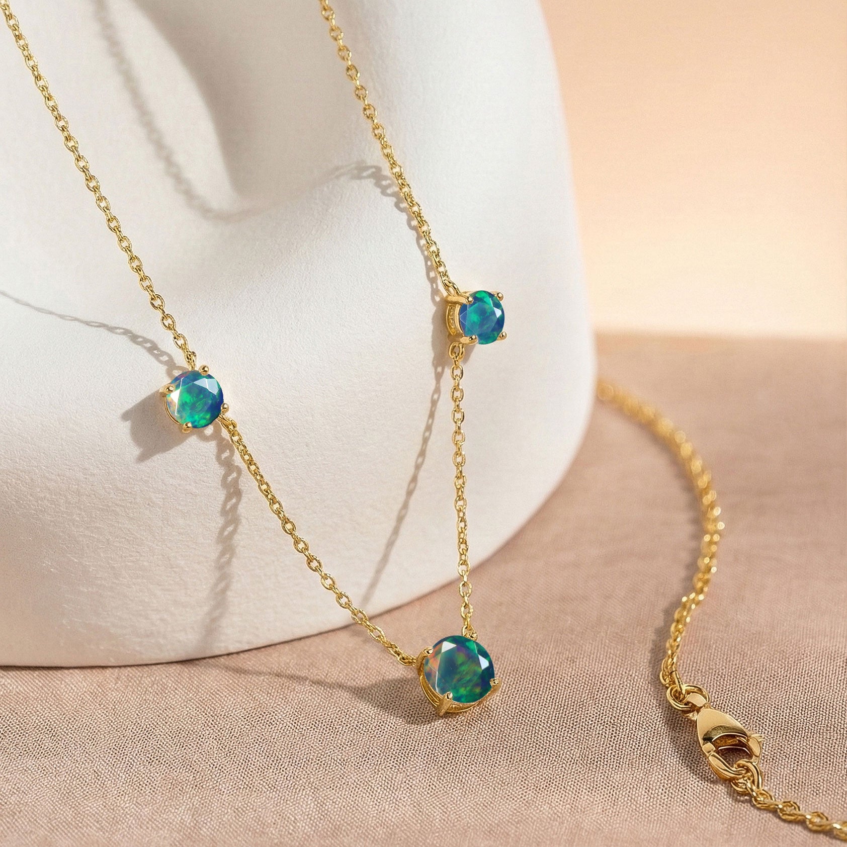Delicate Black Opal chain necklace with premium gemstone craftsmanship.

