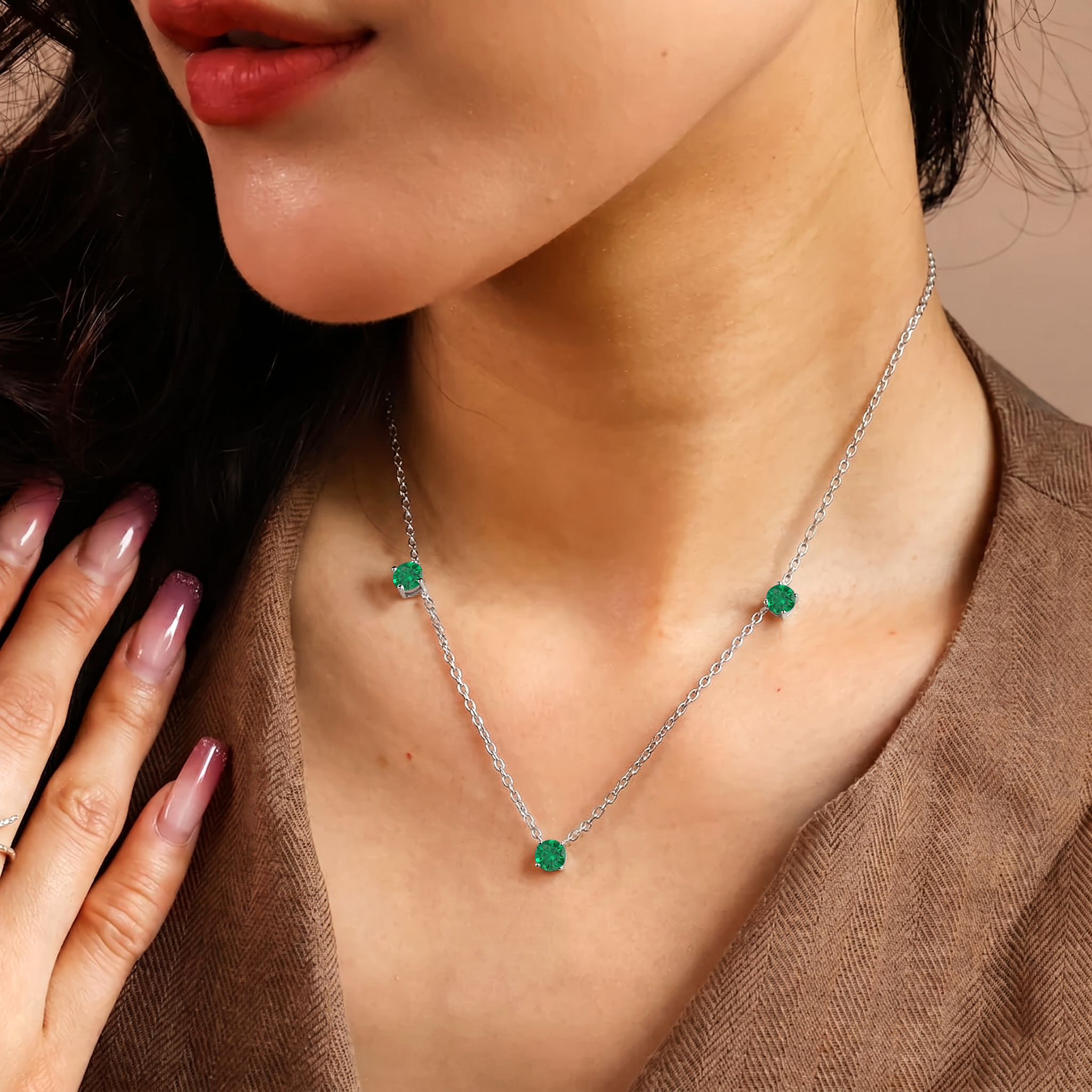 Minimalist Emerald necklace featuring beautiful green gemstones for everyday elegance.

