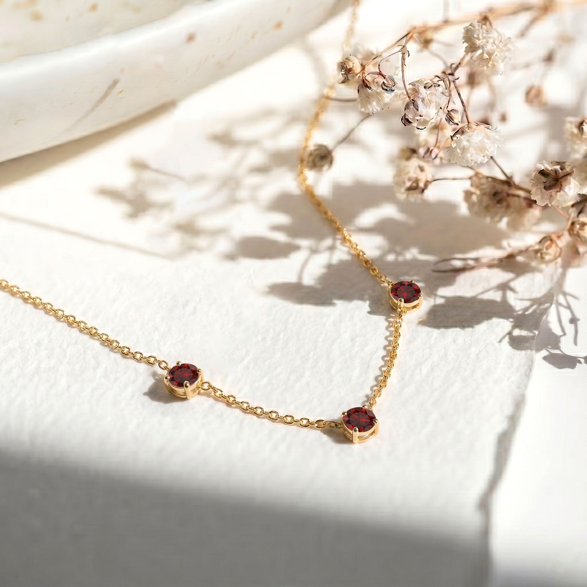 Minimalist red Garnet necklace featuring beautiful gemstones for everyday elegance.
