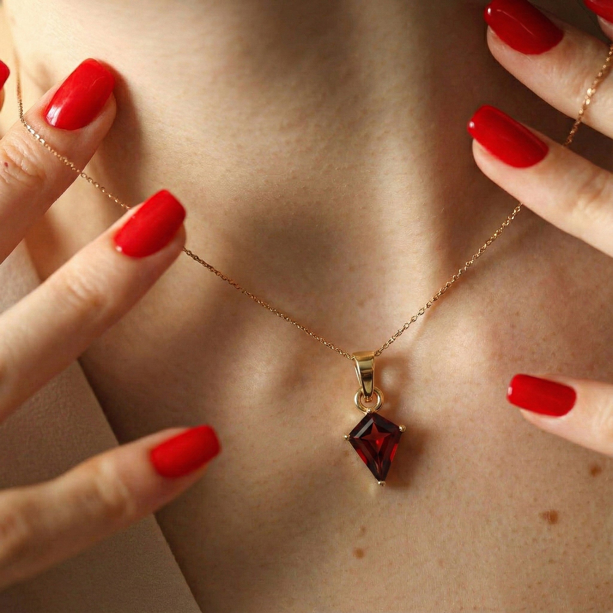 Natural Garnet Kite Solitaire Pendant Necklace in 925 Sterling Silver 1.4ct