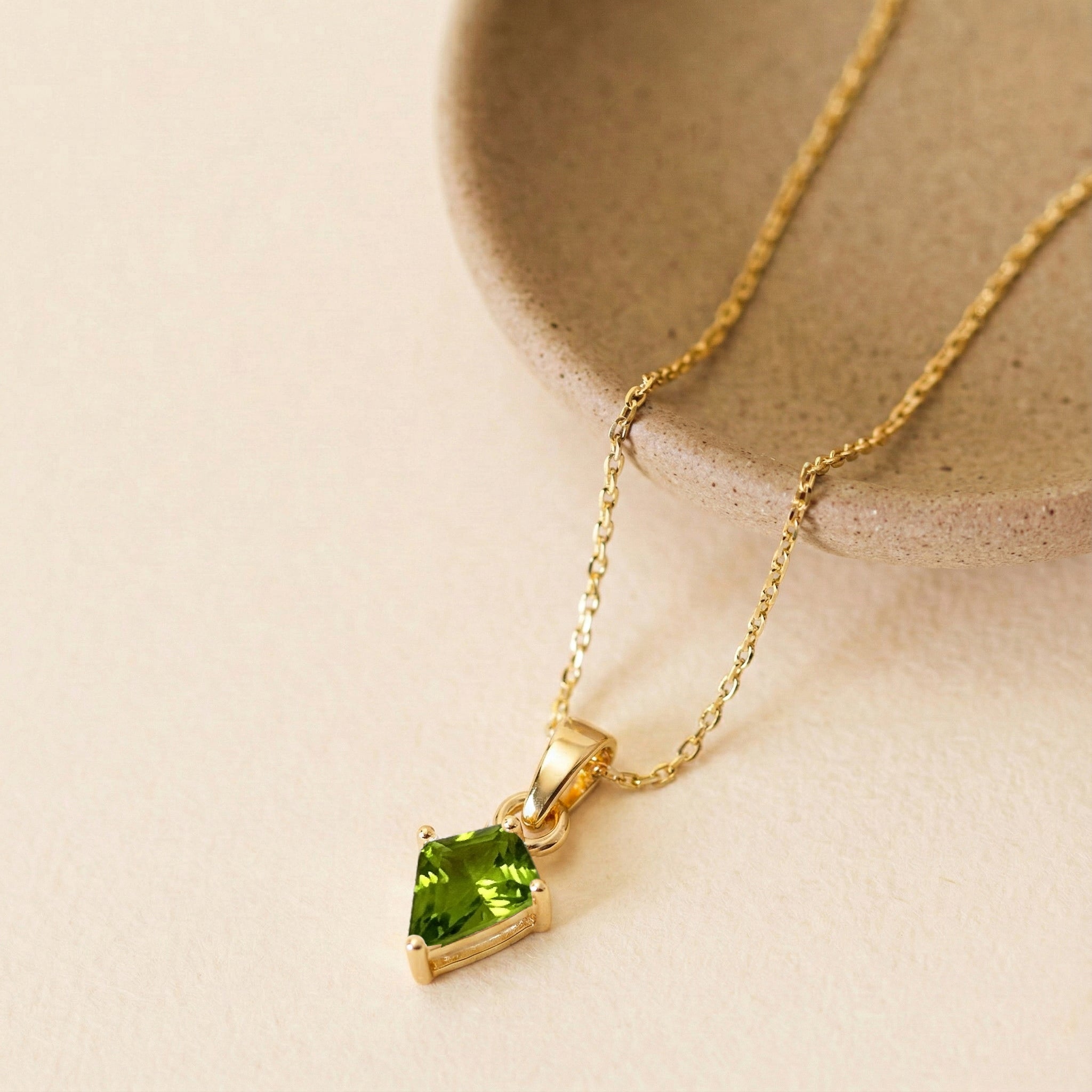 Natural Peridot Kite Solitaire Pendant Necklace in 925 Sterling Silver 1.4ct