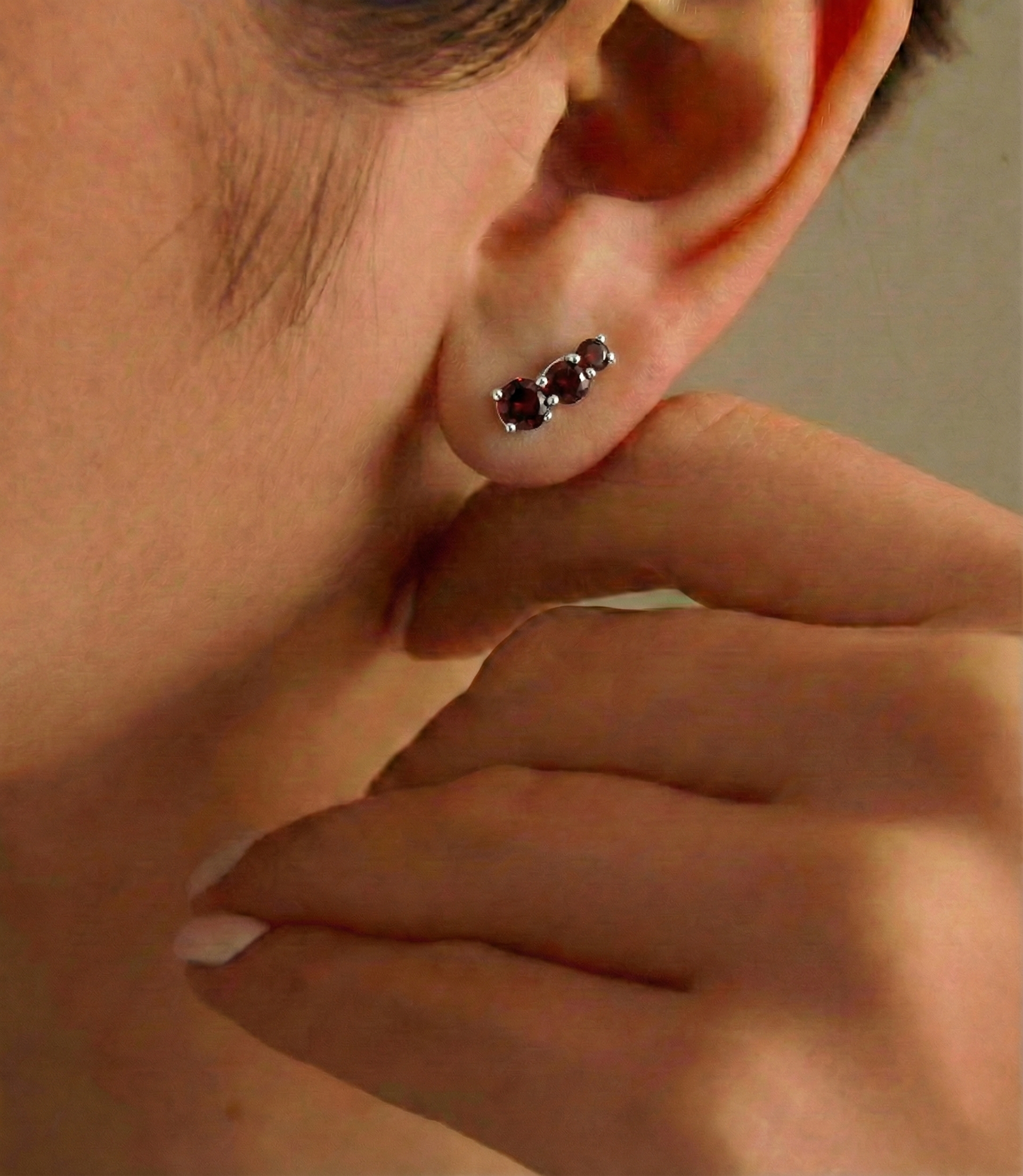 Garnet Round Stud Earring in 925 Sterling Silver 5X4X3MM 1.40 ct.