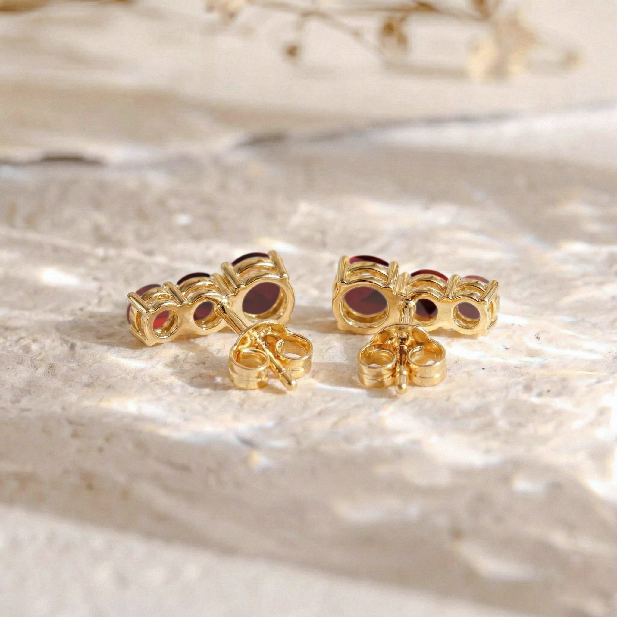 Garnet Round Stud Earring in 925 Sterling Silver 5X4X3MM 1.40 ct.