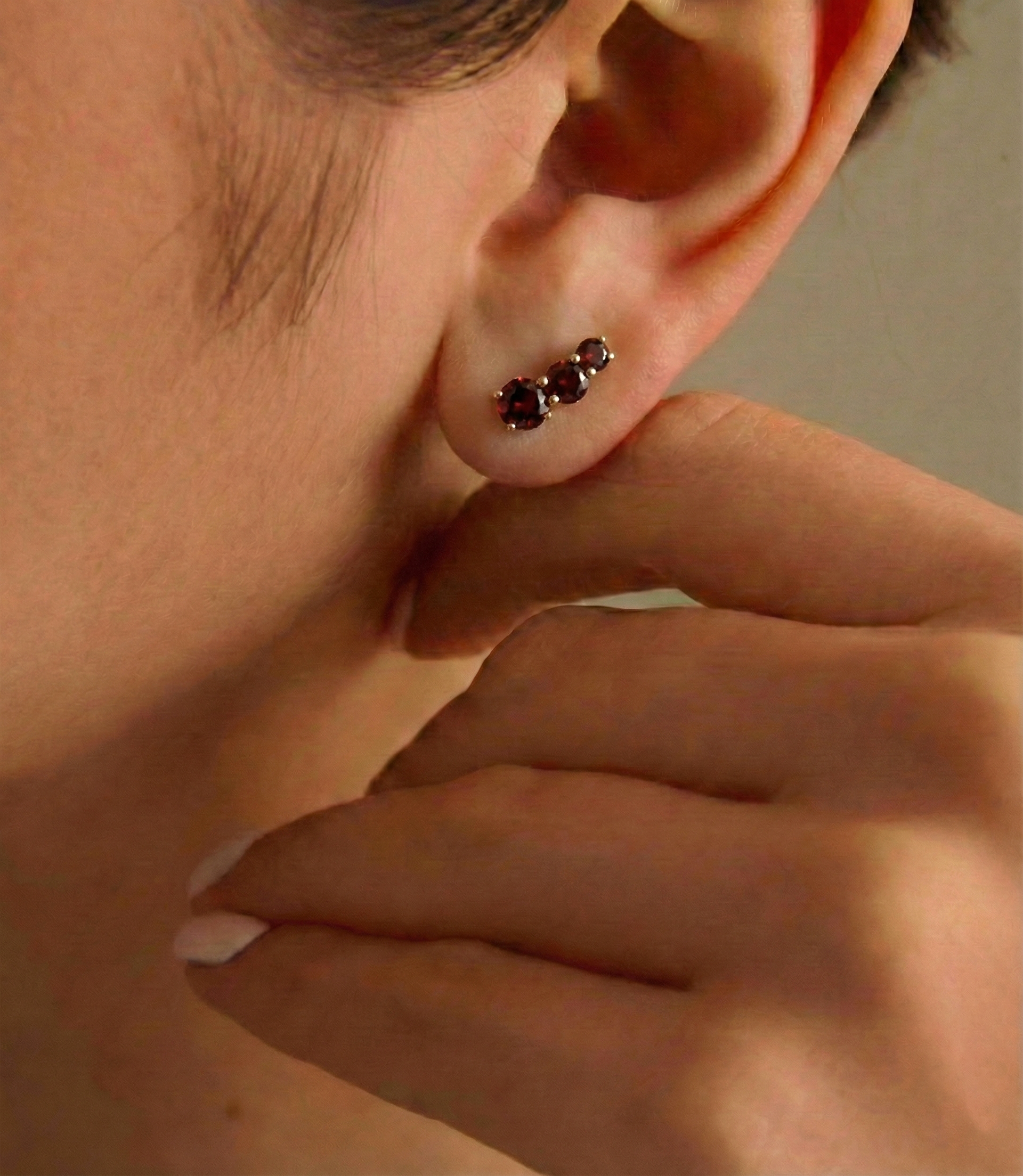 Garnet Round Stud Earring in 925 Sterling Silver 5X4X3MM 1.40 ct.